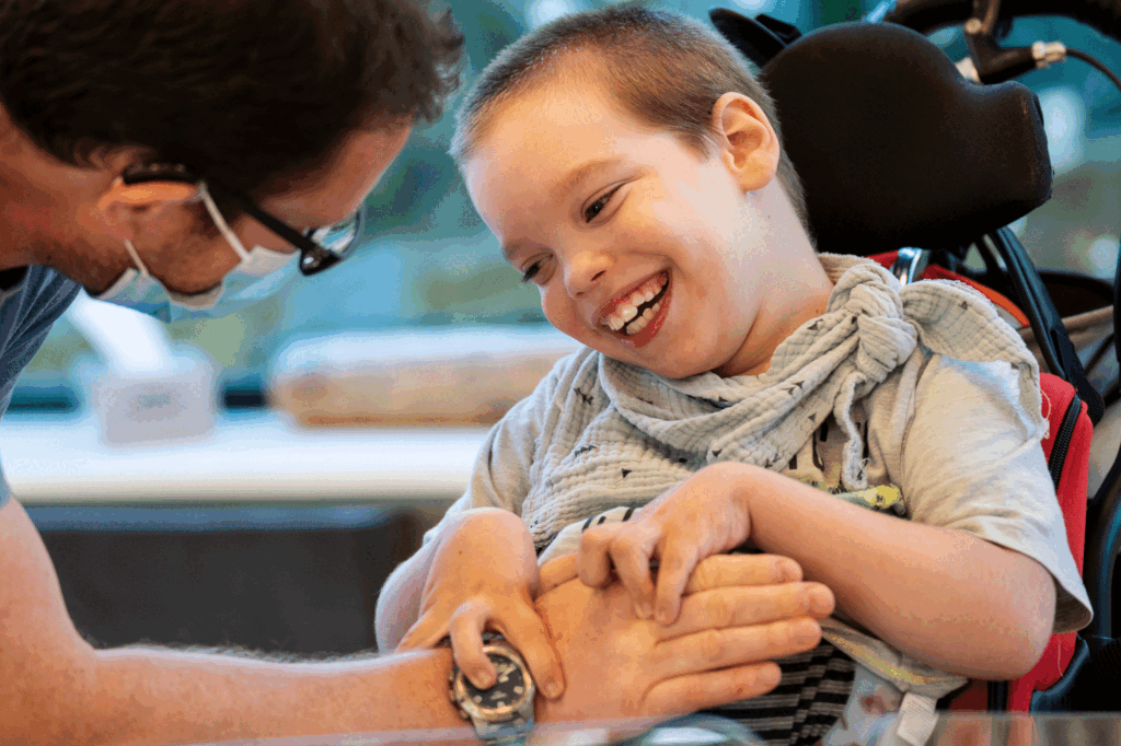 Lachendes Kind das betreut wird in der Stiftung visoparents