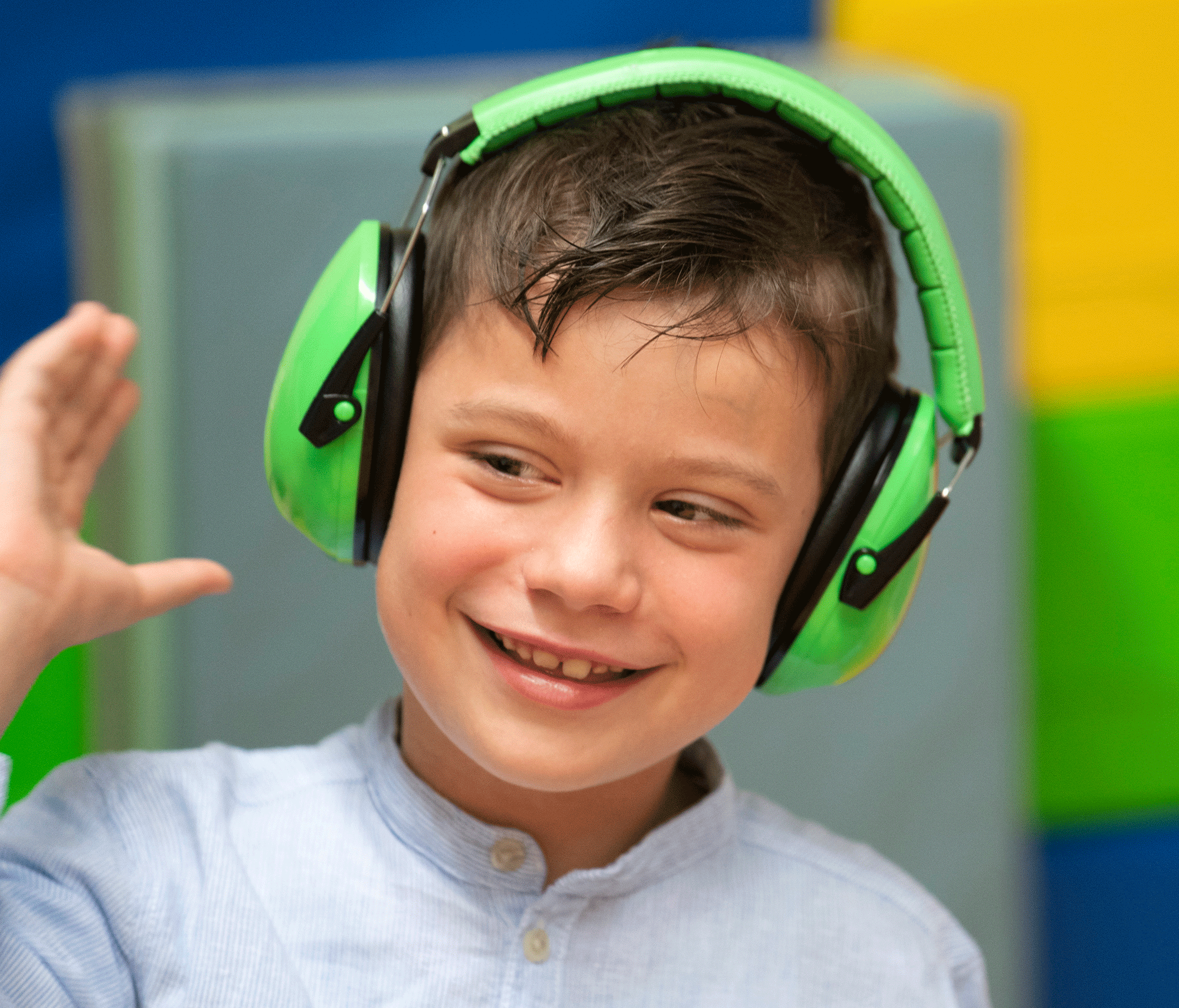 Ein Kind mit Kopfhörer.