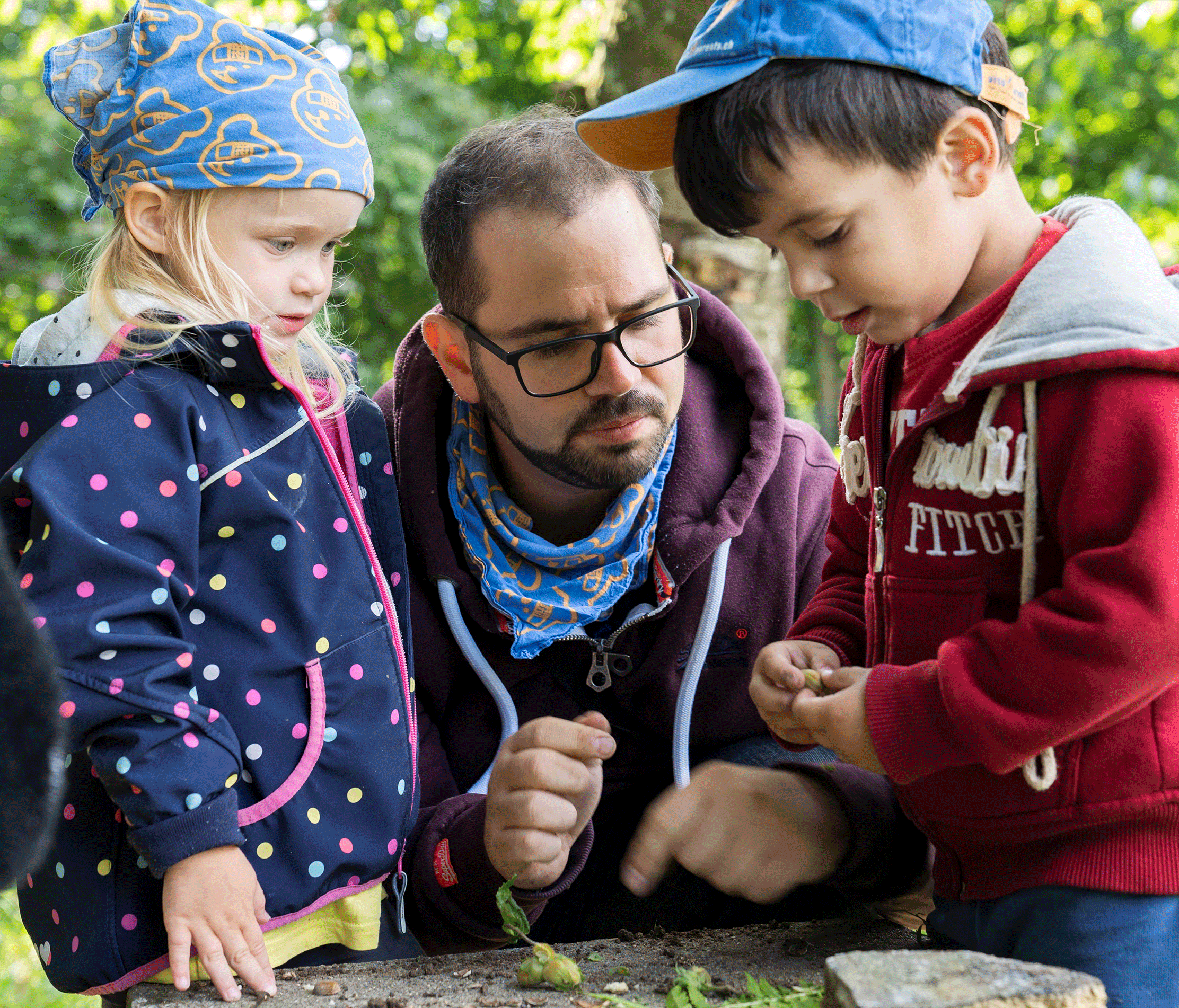 Kinder entdecken mit einem Betreuer die Natur.