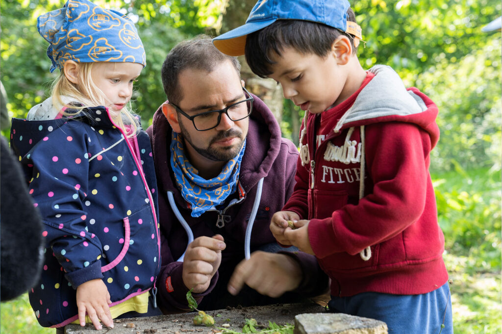 Ein Vater geniesst Zeit mit seinen beiden Kindern