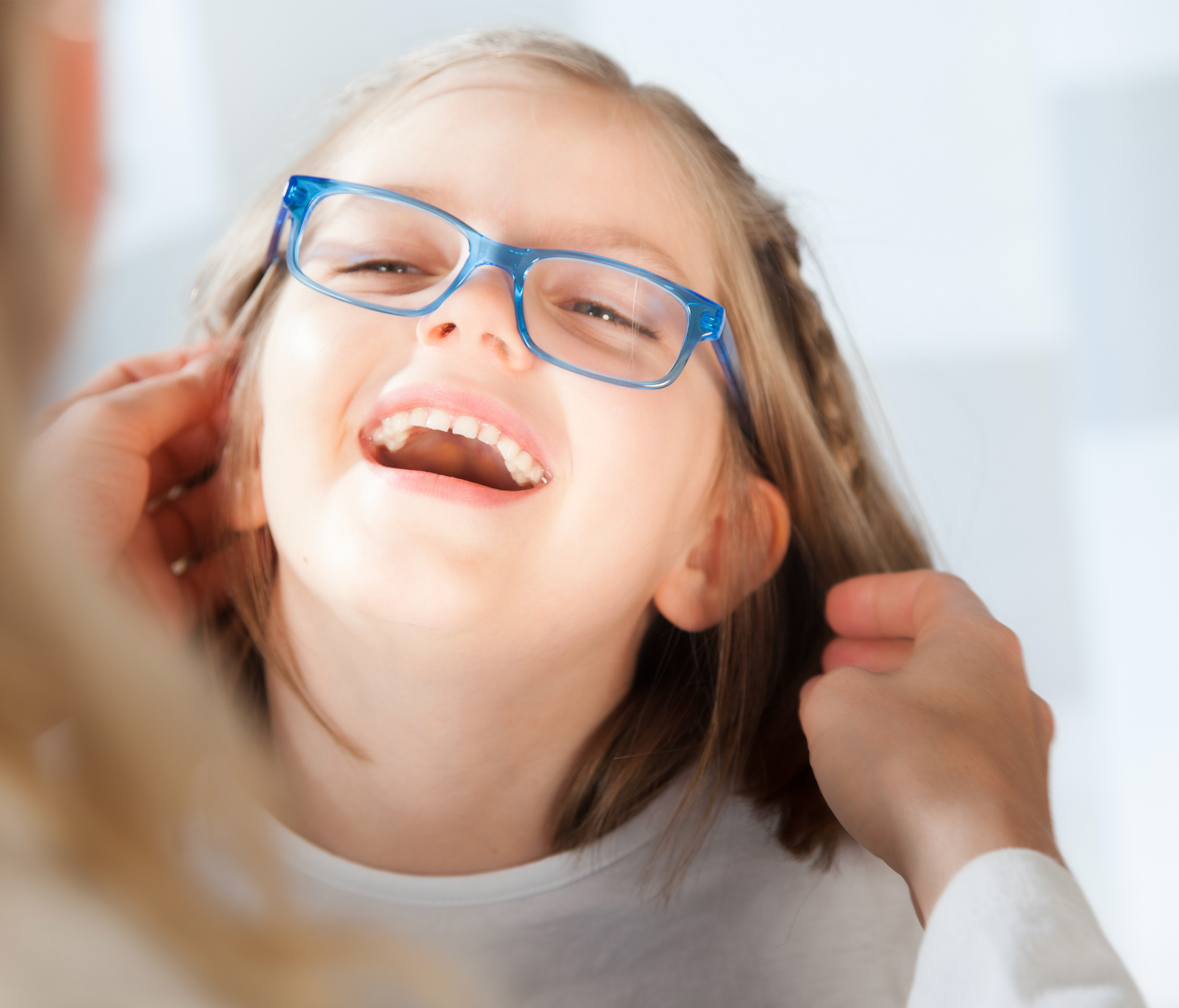 Mädchen mit einer Brille