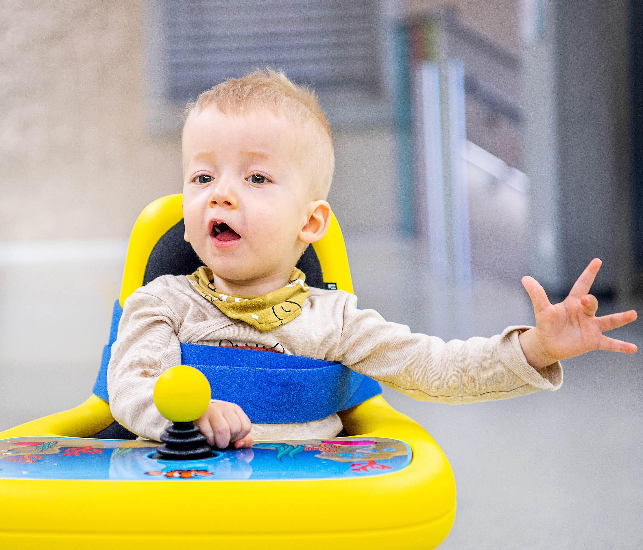 Kleiner Junge sitzt im Elektrorollstuhl Mini Explorer für Kleinkinder